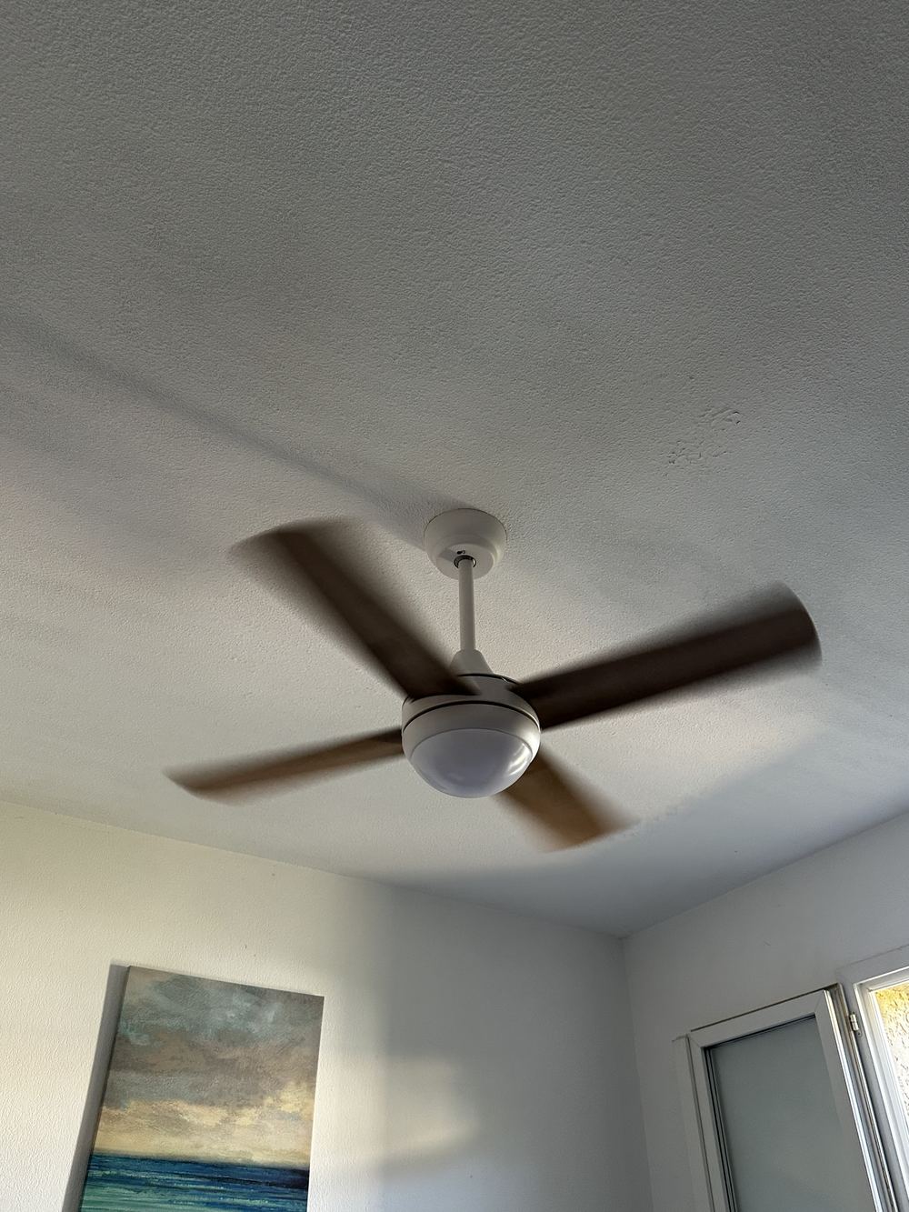 Ventilateur plafonnier installé par VOLTAR Électricité