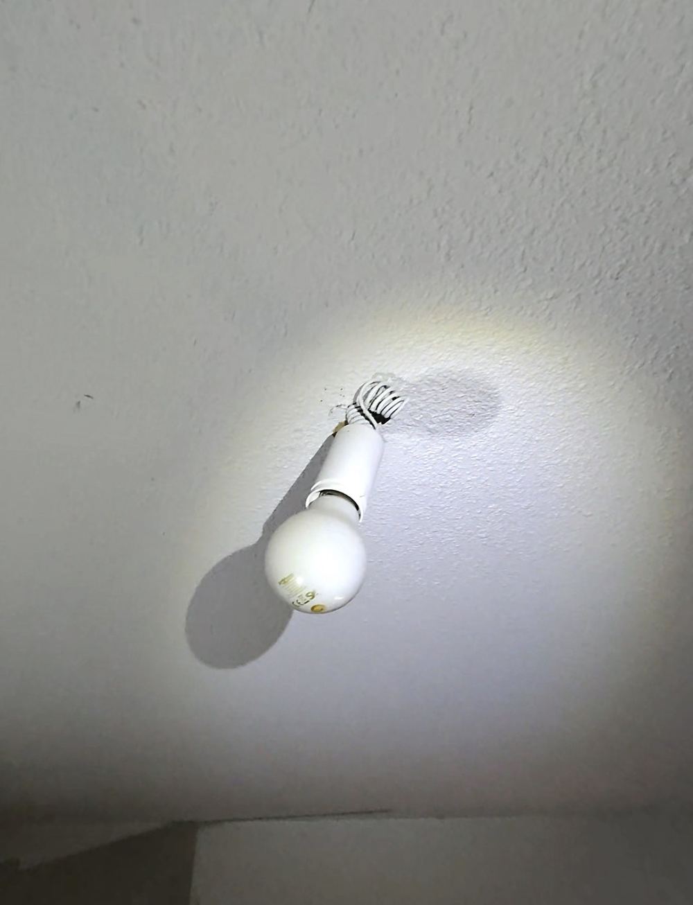 Douille simple avant remplacement par un lustre