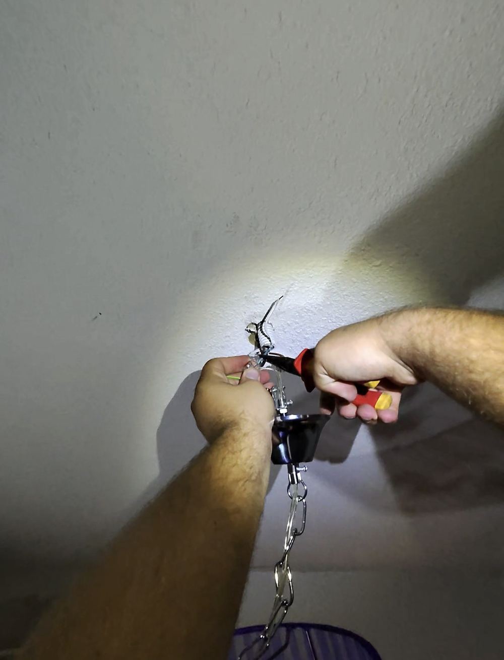 Fixation du nouveau lustre au plafond